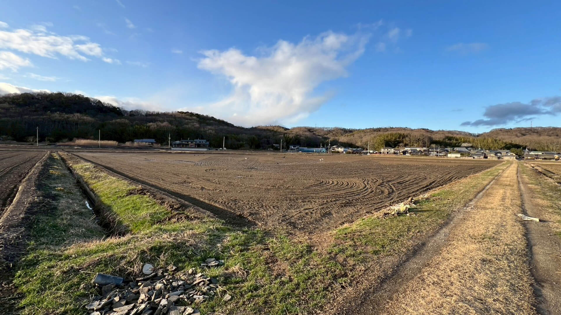 田起こしが完了した冬から春にかけての広大な田んぼ