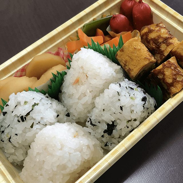 おにぎり入りのお弁当